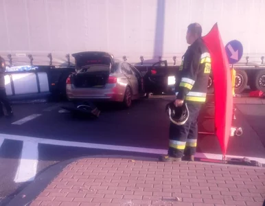 Miniatura: Kierowca BMW wjechał pod ciężarówkę....