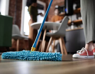 Miniatura: Dodaję 3 łyżki do wody i mocno wyciskam...