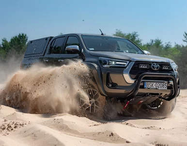 Miniatura: Toyota Hilux Arctic Trucks. Prawdziwa...