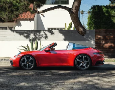 Miniatura: Najseksowniejsze Porsche 911 wjeżdża do...