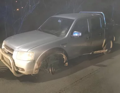 Miniatura: Pijany kierowca jechał autem bez jednego koła