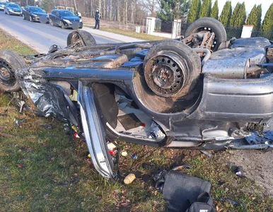 Miniatura: Pijany 19-latek dachował, wioząc autem 9...