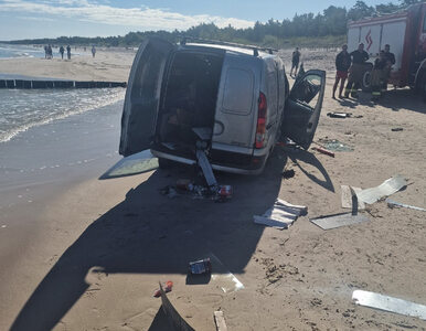 Miniatura: Rozbite auto na plaży w Łebie. „Wiele w...