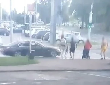 Miniatura: Rozpędzone BMW wjechało w matkę z...