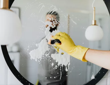 Miniatura: Jedna rzecz z apteki, a lustra i szkło...