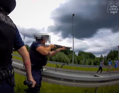 Miniatura: Policjanci stanęli na drodze grupie...