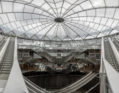 Miniatura: Szklany kosmiczny dach i podziemna...