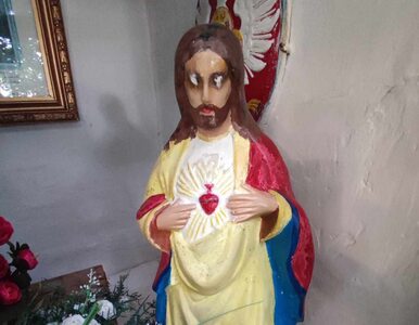 Miniatura: Ktoś wypalił figurkom Jezusa oczy. Policja...