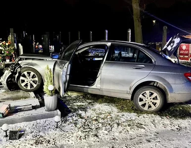 Miniatura: Wjechał mercedesem na cmentarz, taranował...