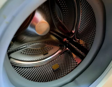 Miniatura: Wrzucam tabletkę do pustej pralki i...