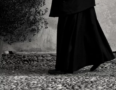 Miniatura: Zmarł lubiany duchowny. Wiernych mógł...