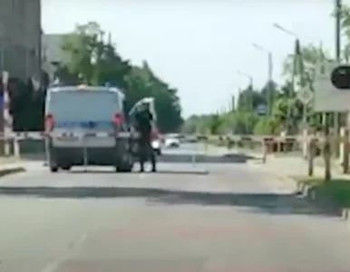 Miniatura: Na przejazd kolejowy wjechali ci, którzy...