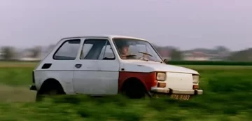 Z jakiego filmu pochodzi ten kadr? Charakterystyczny biały fiat 126p z czerwonym błotnikiem.