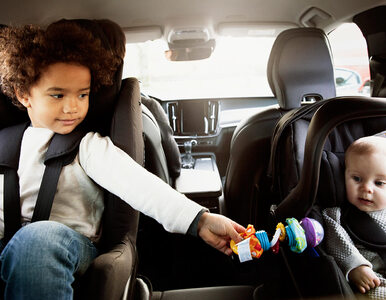 Dzieci trzeba wozić tyłem do kierunku jazdy. Oto dowody
