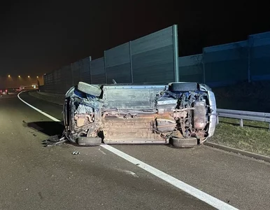 Miniatura: Auto przewróciło się na bok. Wszystko...