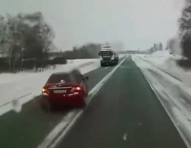 Miniatura: Ciężarówka przecięła Toyotę na pół....