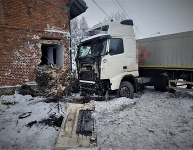 Miniatura: Złe warunki na drogach, policja ostrzega....
