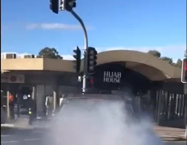 Miniatura: Samochód wjechał w sklep z hidżabami....