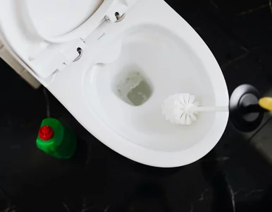 Miniatura: Wlewam odrobinę do pojemnika na szczotkę...