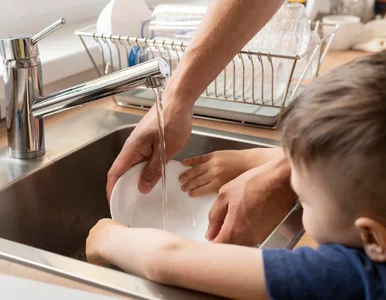 Miniatura: Robisz to przy zmywaniu. Woda ucieka...