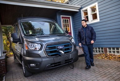 Ford triumfuje: Elektryczny Transit awansował na pierwsze miejsce