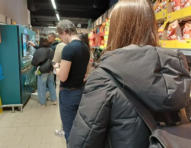 Miniatura: Kupujesz napój na lotnisku? Możesz stracić...