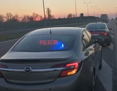 Miniatura: Młoda kobieta zatrzymała się na...