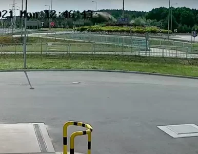Miniatura: Kolejny kierowca przeleciał przez rondo....
