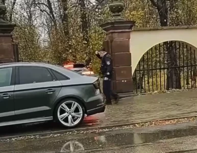 Miniatura: Polityk PiS wjechał autem na schody....