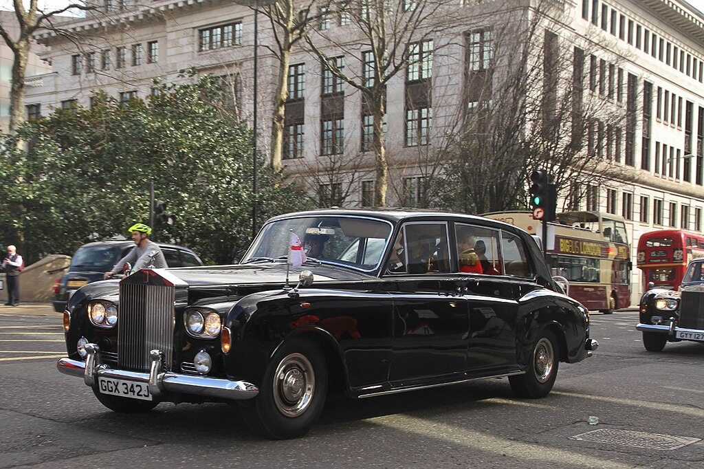 Pierwsza z ośmiu generacji Rolls-Royce'a Phantoma trafiła do klientów w roku: