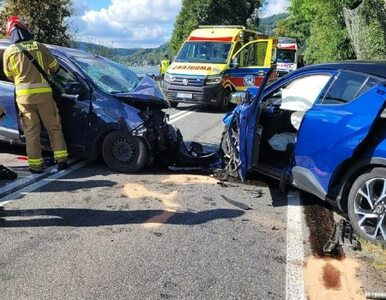 Czołowe zderzenie dwóch samochodów na DK75. 11 osób rannych, kierowca...