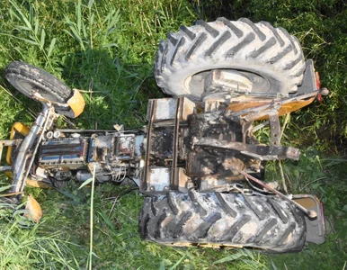 Miniatura: Traktor dachował, przygniatając...