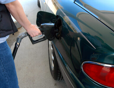 Indeks benzyny 2021. Ile można kupić paliwa za średnią pensję?