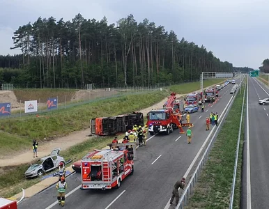 Miniatura: Osobówka wjechała w pojazd służb...