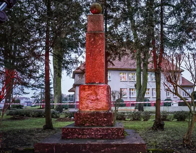 Miniatura: Sowiecki pomnik w Maszewie obalony....