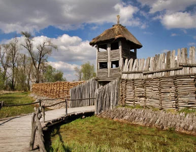 Miniatura: „Neolityczna Wieliczka”, „karpacka Troja”,...