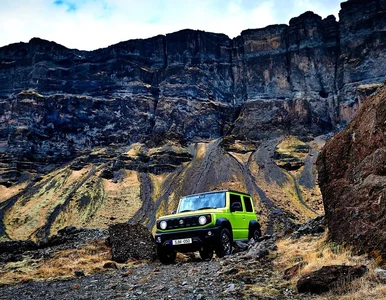 Miniatura: Nadjeżdża dłuższe Suzuki Jimny. Jest jeden...
