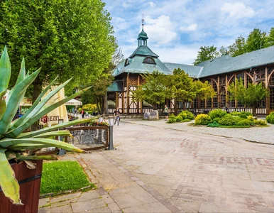 Miniatura: Malownicze uzdrowisko w Polsce. Pociągi...