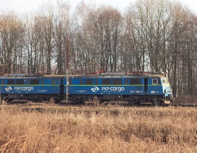 Miniatura: Ciężki transport idzie na tory. Na...