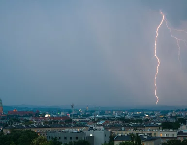Miniatura: Czy i jak jeździć autem podczas burzy?