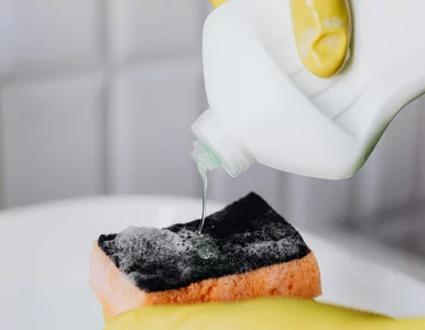Miniatura: Wlej płyn z apteki i namocz gąbkę do mycia...
