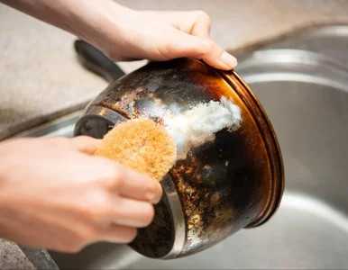 Miniatura: Wsyp to do przypalonej patelni i zalej –...