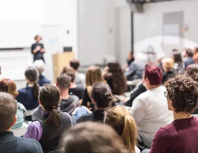 Miniatura: Dlaczego młodzi Polacy uciekają ze...