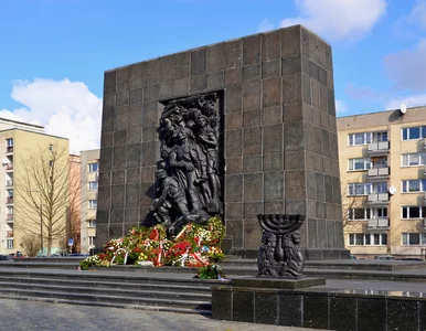 Miniatura: Zdewastowano pomnik w Warszawie. Ambasada...