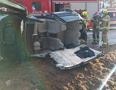 Miniatura: Samochód przewrócił się na bok,...