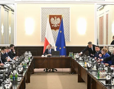 Miniatura: Rząd o limitach płac i czasu pracy...
