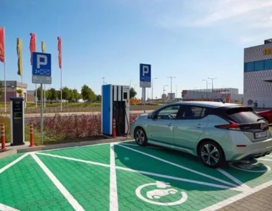 Miniatura: Elektryków przybywa powoli, ale pobór...