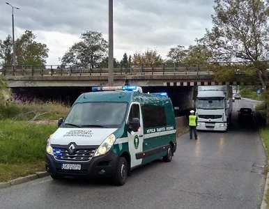 Miniatura: TIR zaklinował się pod wiaduktem. Kierowca...