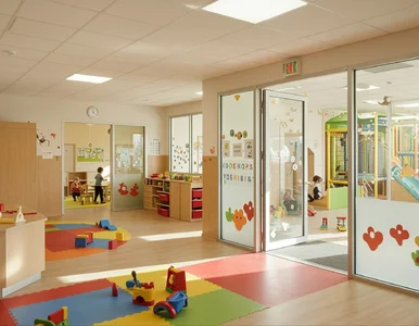 Miniatura: Chłopcy tańczą w różowych spódniczkach....