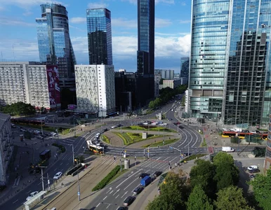 Miniatura: Samochód dachował w centrum Warszawy....